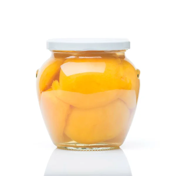 在白色背景上隔离的罐装桃子罐 — 图库照片