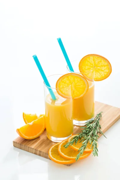 Sumo de laranja fresco na mesa branca — Fotografia de Stock