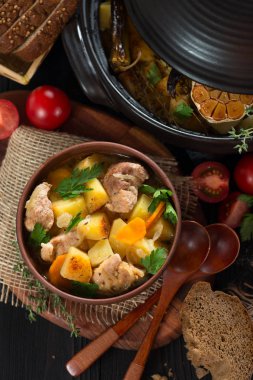 Yukarıdan kil pot rustik tarzı görünümünde Kızartma