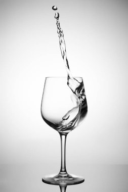 bir bardaktan sıçrayan saf su