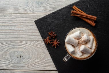 tarçın ve anason ile süt ve marshmallow ile kahve