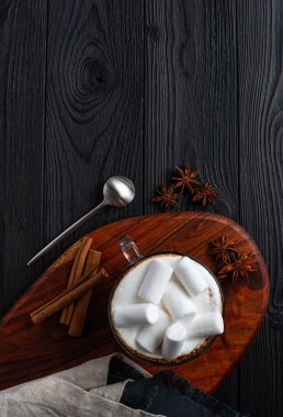 tarçın ve anason ile süt ve marshmallow ile kahve