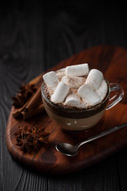 tarçın ve anason ile süt ve marshmallow ile kahve