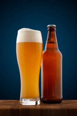 bir bardak dolusu soğuk bira ve bir şişe bira