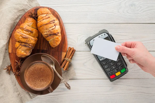 Composição de café e croissants com terminal de pagamento bancário — Fotografia de Stock