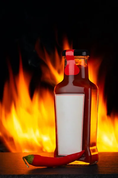 Acı biber sosu ve arka planda yangın — Stok fotoğraf