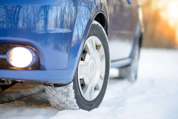 Carro Azul Com Pneus Inverno Estrada Nevado Conduzir Conceito Seguro — Fotografia de Stock