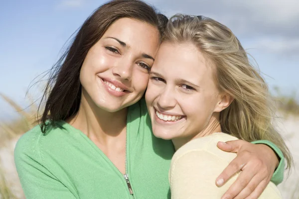 Twee Jonge Vrouwen Omarmen Strand — Stockfoto