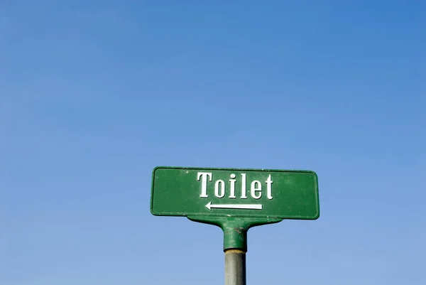Toilet Tanda Hijau Dengan Langit Biru Latar Belakang — Stok Foto