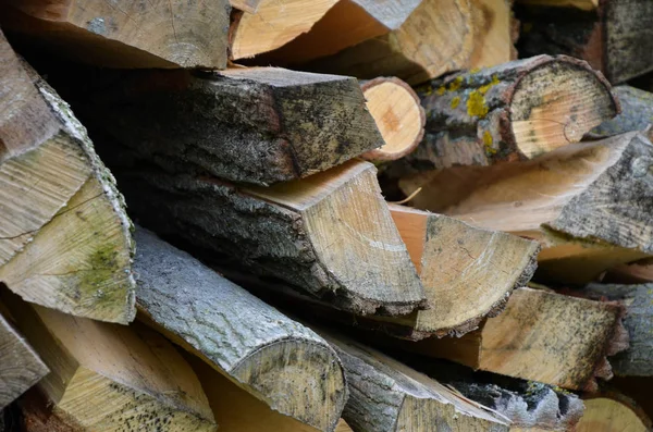 Naturlig Trä Bakgrund Närbild Hackad Ved Ved Staplad Och Förberedd — Stockfoto