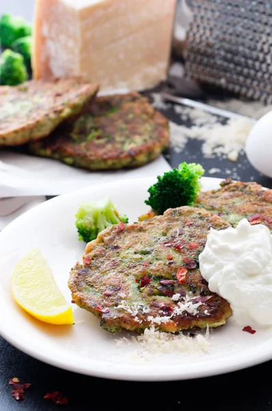 Glutenfreie Brokkoli Parmesan Krapfen Mit Joghurt Und Chiliflocken — Stockfoto