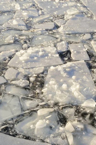 湖の氷の表面を壊した — ストック写真