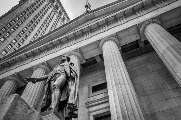 フロント マンハッタン ニューヨーク市のワシントン州彫像を持つ中央政府ホールのファサード — ストック写真