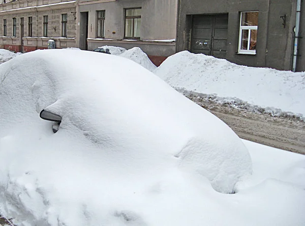 Автомобиль Покрытый Снегом Зимой Столице Латвии Риге — стоковое фото