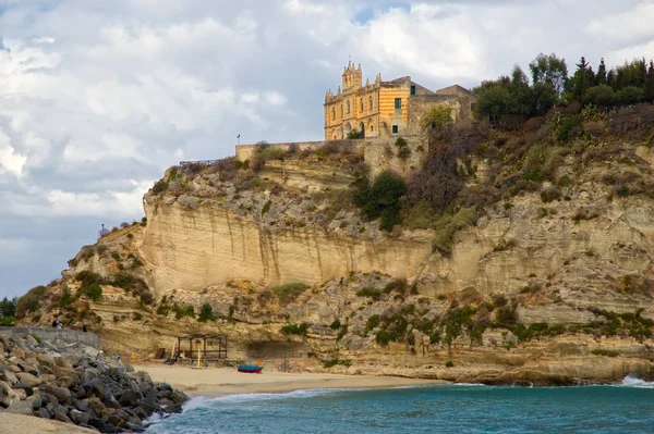 Girato Tropea Calabria Italia Chiesa Rocce Con Mare Barca Sulla — Foto Stock