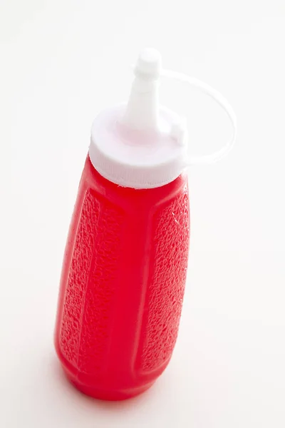 Κόκκινο Μπουκάλι Κέτσαπ Καπάκι Κοντά Στέκεται Όρθια Θέση Λευκό Φόντο — Φωτογραφία Αρχείου