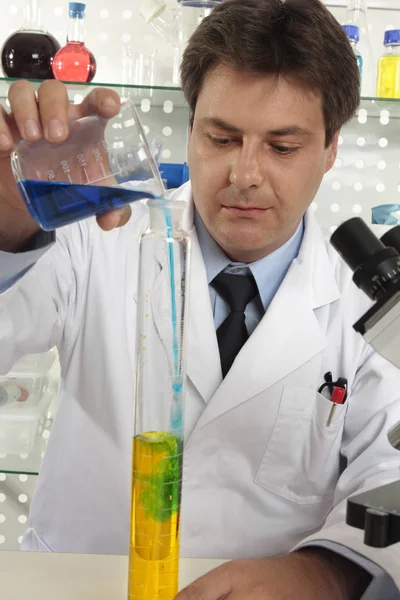 Hombre Vertiendo Líquido Vaso Precipitados Gran Cilindro Medición — Foto de Stock