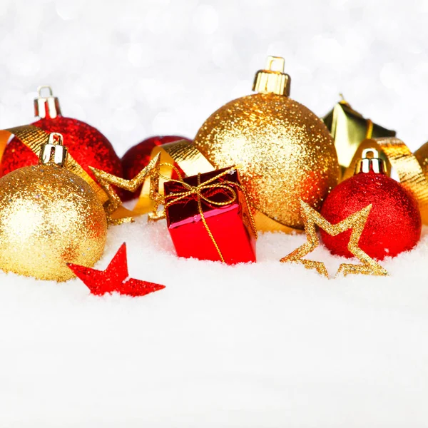 Χριστουγεννιάτικη Κάρτα Όμορφη Κόκκινη Και Χρυσή Διακόσμηση Στο Χιόνι — Φωτογραφία Αρχείου