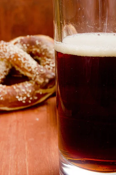 Cerveza Oscura Vaso Pretzel Una Mesa Madera — Foto de Stock