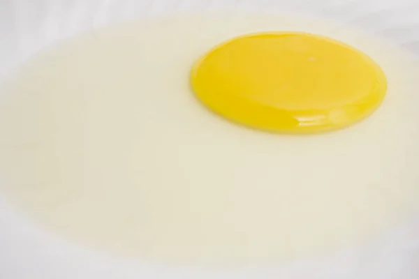 Яичный Желток Белой Тарелке — стоковое фото