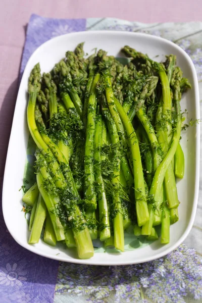 Espárragos Verdes Con Eneldo Fresco — Foto de Stock