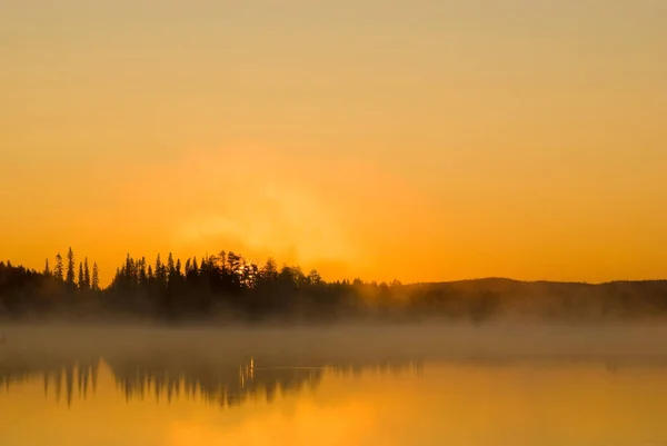 Foto Matahari Terbit Yang Indah Atas Danau Yang Tenang — Stok Foto