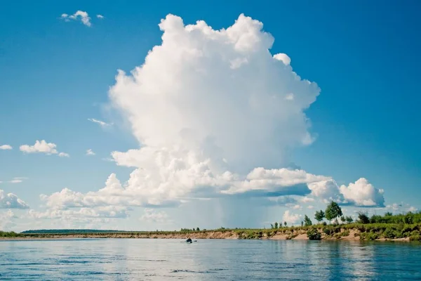 Большое Белое Облако Над Рекой Деп Амурская Область Россия — стоковое фото