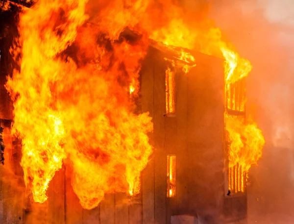 Ogień Stary Dom Drewniany — Zdjęcie stockowe
