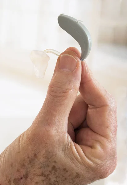 Mano Primer Plano Mayor Sosteniendo Pequeño Audífono Discreto Para Personas — Foto de Stock