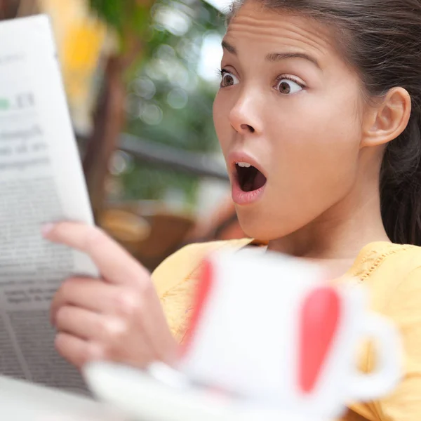 Frau Schockiert Über Schockierende Nachrichten Der Zeitung Klatsch Börse Junge — Stockfoto