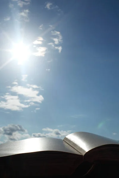 Buch Der Weisheit Auf Sonnenhimmel Hintergrund — Stockfoto