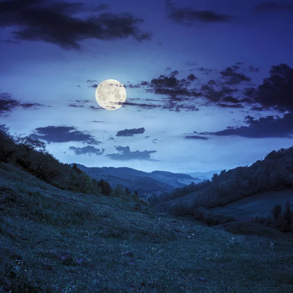 Jesień Krajobraz Wieś Wzgórzu Las Światło Góry Spadają Rozliczeń Góry — Zdjęcie stockowe