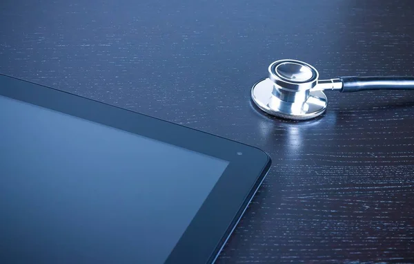 Stetoscopio Medico Moderno Tablet Digitale Tavolo Legno Concetto Nuova Tecnologia — Foto Stock