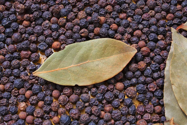 Close up of the laurel leaf and black pepper.