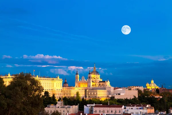 马德里 与阿尔穆德纳大教堂和皇宫的晚间全景 — 图库照片