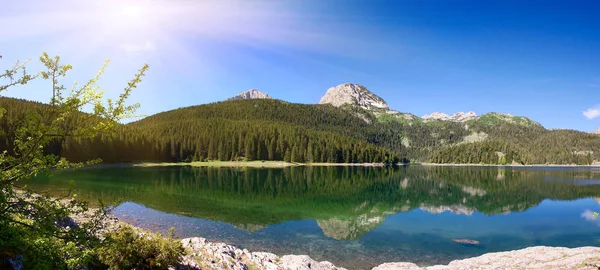 Panorama Lago Montanha Com Reflexos Raios Sol — Fotografia de Stock