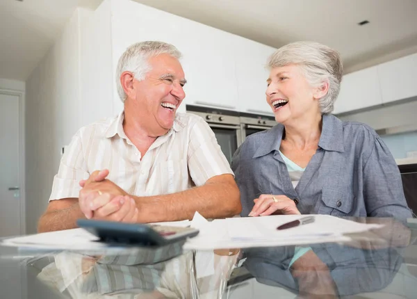 Casal Feliz Usando Calculadora Para Pagar Contas Casa Cozinha — Fotografia de Stock