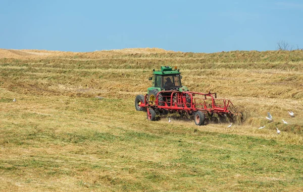 Zemědělská Krajina Traktor Pracující Terénu — Stock fotografie