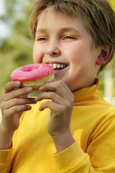 Een Kind Dat Een Roze Iced Donut Eet — Stockfoto