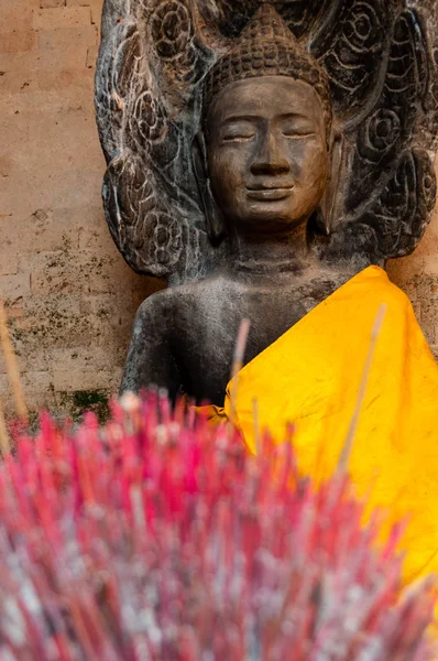 Θυμίαμα Μπαστούνια Τον Βούδα Στην Πλάτη Δει Ένα Ναό Angkor — Φωτογραφία Αρχείου