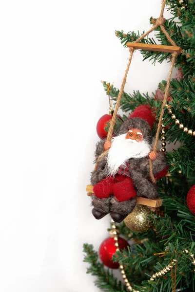 Χριστουγεννιάτικο Δέντρο Παιχνίδια Και Τον Άγιο Βασίλη Που Απομονώνονται Λευκό — Φωτογραφία Αρχείου