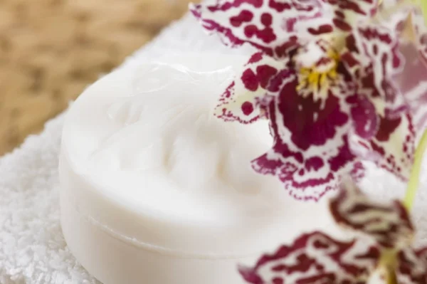 Artículos Spa Con Toallas Blancas Jabón Natural Orquídea —  Fotos de Stock