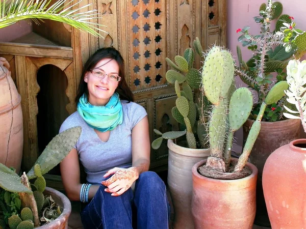 Woman Showing Her Henna Tattoo While Sitting Cactus Plants — Stock Photo, Image