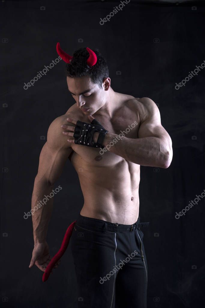 Shirtless Muscoloso Bodybuilder Maschile Vestito Con Costume Diavolo Sfondo  Scuro - Foto Stock: Foto, Immagini © YAYImages 257690044