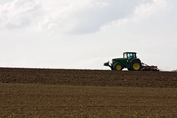 Silhouette Eines Traktors Auf Ackerland — Stockfoto