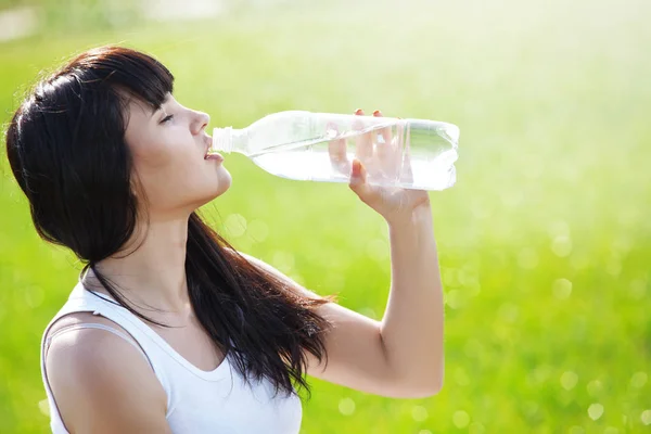 Retrato Una Joven Bebiendo Agua Parque Verde — Foto de Stock