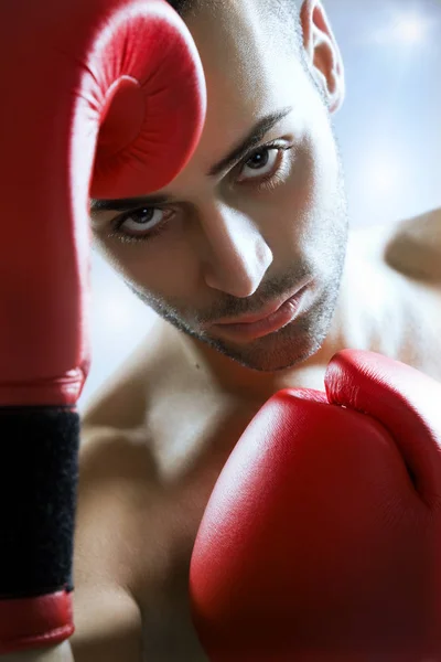 Boxer Červených Rukavicích Bojující — Stock fotografie