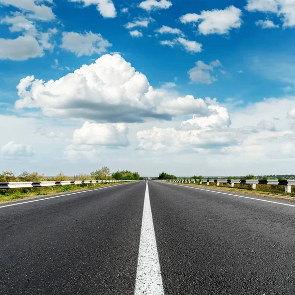 Route Asphaltée Avec Ligne Blanche Bleu Ciel Avec Nuages Dessus — Photo