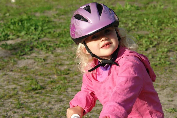 Bir Bisiklet Sürme Bir Kask Ile Sevimli Küçük Kız — Stok fotoğraf