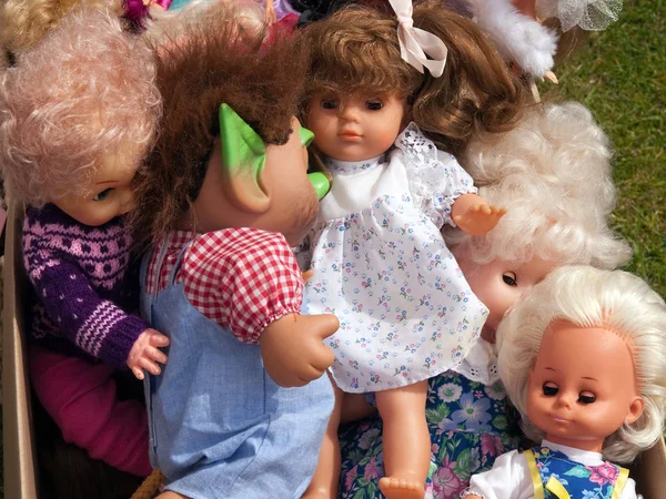 Ποικιλία Από Χειροποίητες Κούκλες Και Μαριονέτες Μια Υπαίθρια Αγορά — Φωτογραφία Αρχείου